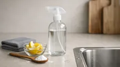 Sgrassatore fai da te con scorze di limone, bicarbonato e alcol: ricetta e usi in casa