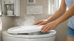 Perché chiudere il coperchio del WC non basta: cosa succede davvero quando tiri lo sciacquone