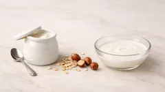 Yogurt naturale a colazione: perché aiuta digestione e sazietà (e come scegliere quello giusto)