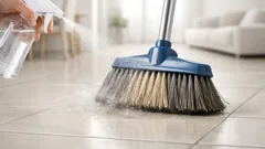 Il trucco dell’aceto per spazzare senza alzare polvere: come funziona davvero